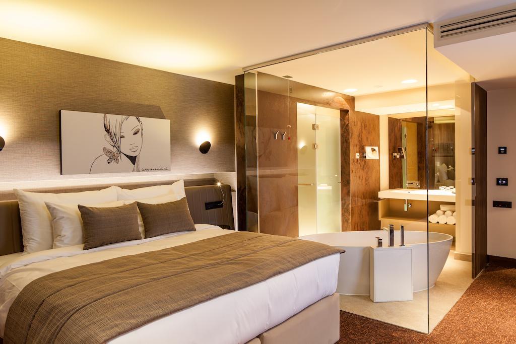 Kronwell Brasov Hotel Εξωτερικό φωτογραφία